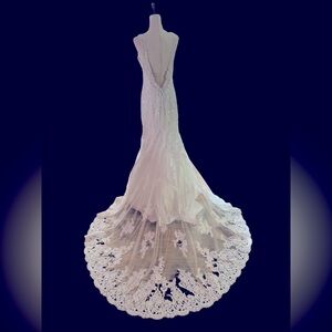 Wedding bridal mermaid style lace gown (size 14 street)